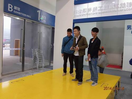 星空在线注册参展2014绵阳科博会-观众对全向移动平台表现了浓厚的兴趣.jpg