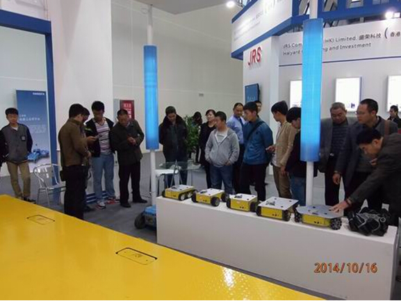 星空在线注册参展2014绵阳科博会-技术人员向观众演示机器人.jpg